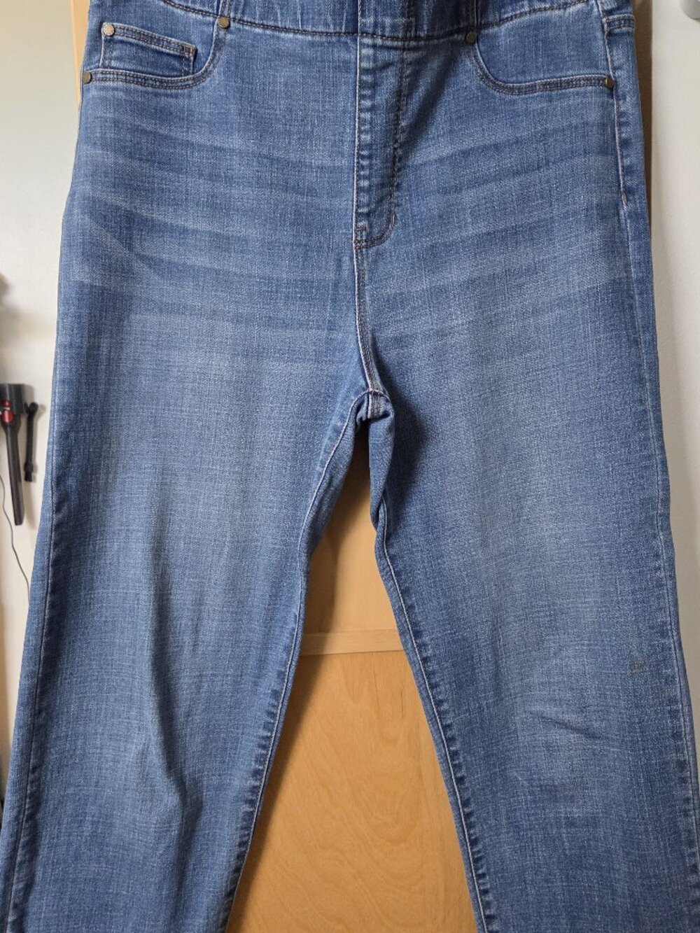 Liverpool Cuffed Pull-on Denim Capris – Size 12/31
